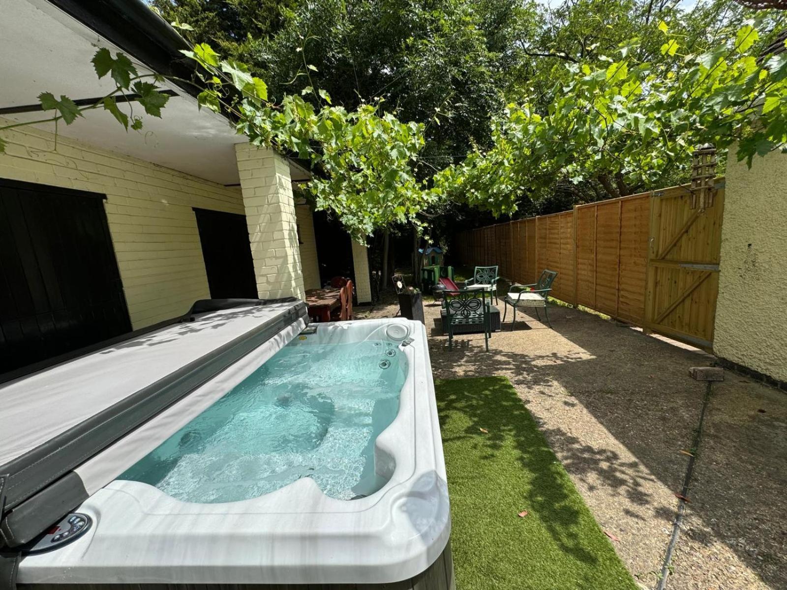 Rural Lodge Stay In Windsor! Hot Tub! Sleeps 20 Bray Εξωτερικό φωτογραφία