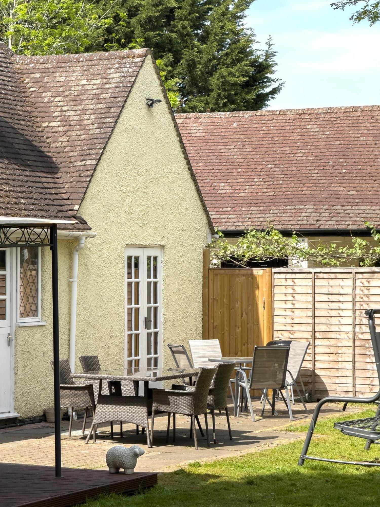 Rural Lodge Stay In Windsor! Hot Tub! Sleeps 20 Bray Εξωτερικό φωτογραφία