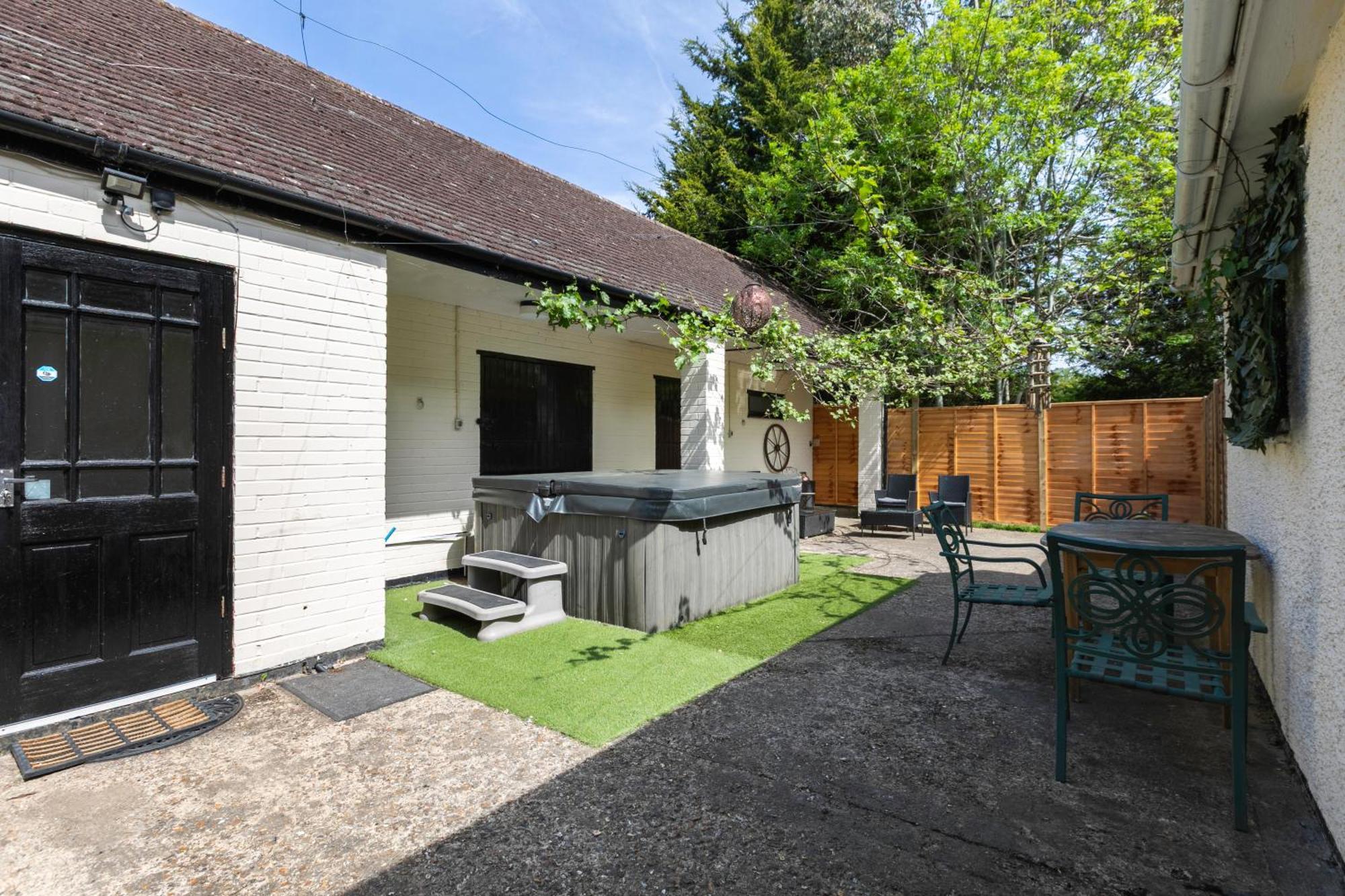 Rural Lodge Stay In Windsor! Hot Tub! Sleeps 20 Bray Εξωτερικό φωτογραφία