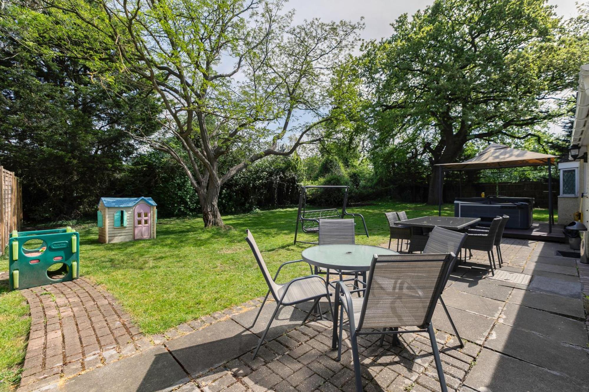 Rural Lodge Stay In Windsor! Hot Tub! Sleeps 20 Bray Εξωτερικό φωτογραφία